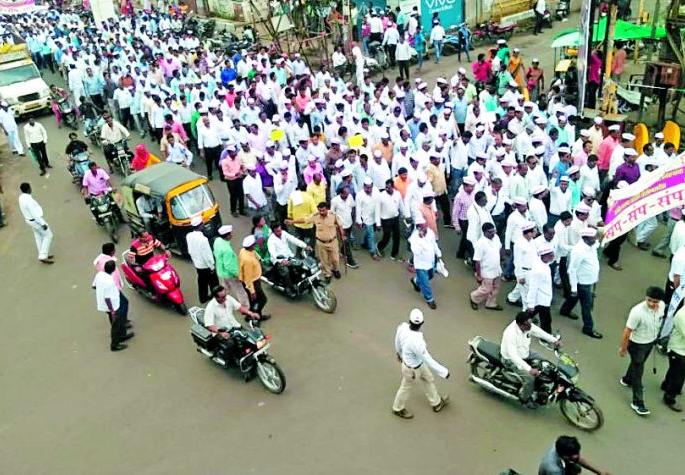 Workers hit the district office | कर्मचाऱ्यांची जिल्हा कचेरीवर धडक Workers hit the district office | कर्मचाऱ्यांची जिल्हा कचेरीवर धडक