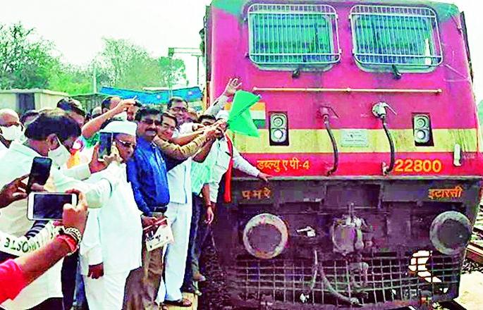 Chanda Fort-Jabalpur Superfast train starts | चांदा फोर्ट-जबलपूर सुपरफास्ट रेल्वे गाडीला सुरूवात Chanda Fort-Jabalpur Superfast train starts | चांदा फोर्ट-जबलपूर सुपरफास्ट रेल्वे गाडीला सुरूवात