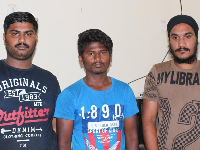 Four arrested for kidnapping of Unique Automobiles in Kolhapur, Chief Sources in Nigeria | कोल्हापूरच्या युनिक आॅटोमोबाईल्सला गंडा घालणाऱ्या चौघांना अटक, मुख्य सूत्रधार नायजेरियात Four arrested for kidnapping of Unique Automobiles in Kolhapur, Chief Sources in Nigeria | कोल्हापूरच्या युनिक आॅटोमोबाईल्सला गंडा घालणाऱ्या चौघांना अटक, मुख्य सूत्रधार नायजेरियात