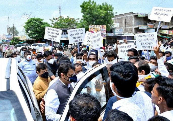 The fuss of social distance in front of Devendra Fadnavis | देवेंद्र फडणवीस यांच्यासमोर सोशल डिस्टन्सिंगचा फज्जा The fuss of social distance in front of Devendra Fadnavis | देवेंद्र फडणवीस यांच्यासमोर सोशल डिस्टन्सिंगचा फज्जा