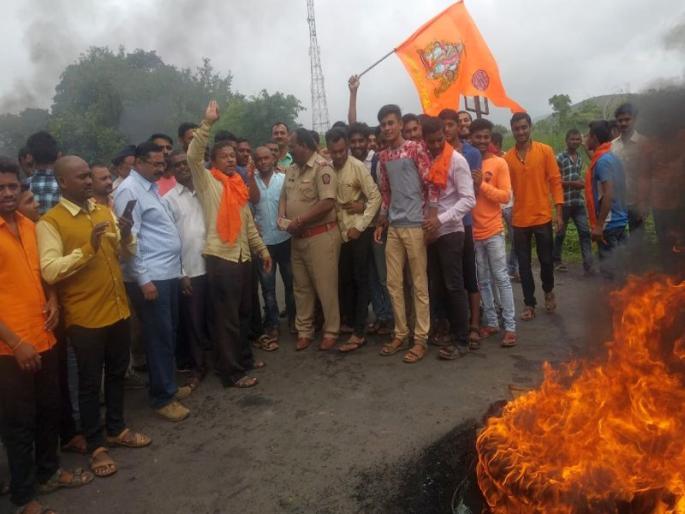 Ratharoko, arson on Smoky Sakri Pimpalner road | धुळयातील साक्री पिंपळनेर रस्त्यावर रास्तारोको, जाळपोळ Ratharoko, arson on Smoky Sakri Pimpalner road | धुळयातील साक्री पिंपळनेर रस्त्यावर रास्तारोको, जाळपोळ