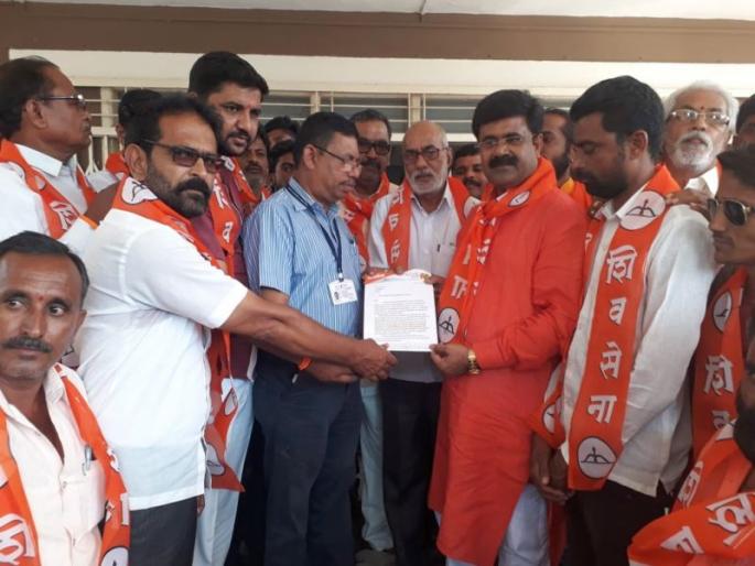 Lie to Shivsena's proposed Tehsil office | शिवसेनेने ठोकले तहसील कार्यालयाला कुलूप Lie to Shivsena's proposed Tehsil office | शिवसेनेने ठोकले तहसील कार्यालयाला कुलूप