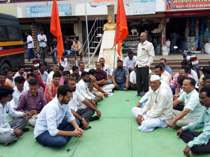 Move the movement in the temple | देवळ्यात जोडे मारो आंदोलन Move the movement in the temple | देवळ्यात जोडे मारो आंदोलन