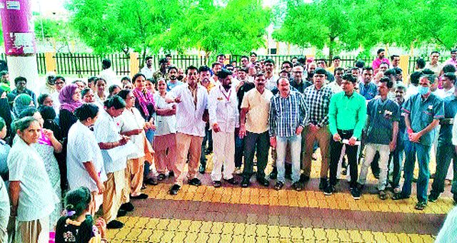 Employees should protest against the assault | कर्मचाºयास मारहाणीच्या निषेधार्थ धरणे