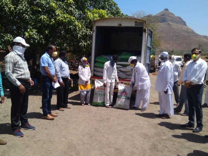 Distribution of seeds on farmers' dams in Khoripada village | खोरीपाडा गावात शेतकऱ्यांच्या बांधावर बियाण्यांचे वाटप Distribution of seeds on farmers' dams in Khoripada village | खोरीपाडा गावात शेतकऱ्यांच्या बांधावर बियाण्यांचे वाटप