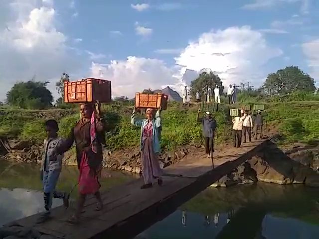 Cattle trip victims' life trip! | मांजरपाडा प्रकल्पग्रस्तांचा जीवघेणा प्रवास! Cattle trip victims' life trip! | मांजरपाडा प्रकल्पग्रस्तांचा जीवघेणा प्रवास!