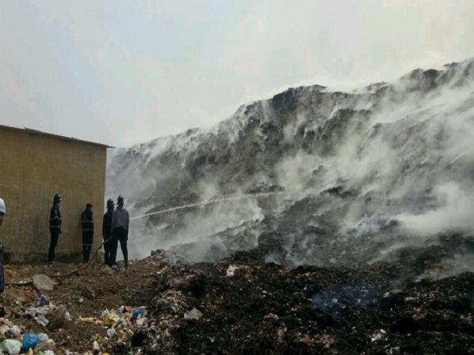 The fire of Diva Dumping has not yet arrived, the fire brigade is trying to fire | दिवा डम्पींगची आग अद्यापही शमली नाही, आग विझविण्यासाठी अग्निशमन दलाचे शर्तीचे प्रयत्न The fire of Diva Dumping has not yet arrived, the fire brigade is trying to fire | दिवा डम्पींगची आग अद्यापही शमली नाही, आग विझविण्यासाठी अग्निशमन दलाचे शर्तीचे प्रयत्न