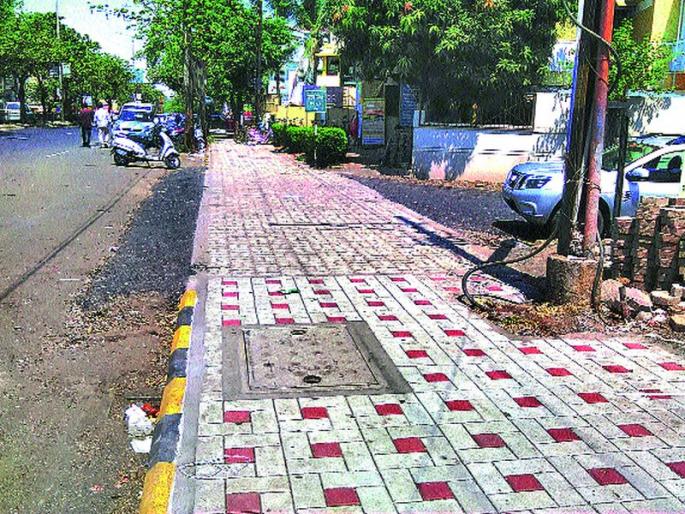 The criteria for the IRC: The footprint should be for running. How should the ideal pavement be facilitated? | आयआरसीचे निकष : पादचाºयांना चालण्यासाठी असावी सुलभता कसे असावे आदर्श फुटपाथ? The criteria for the IRC: The footprint should be for running. How should the ideal pavement be facilitated? | आयआरसीचे निकष : पादचाºयांना चालण्यासाठी असावी सुलभता कसे असावे आदर्श फुटपाथ?