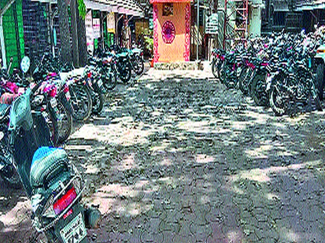 Police seize 4 vehicles | कळवणला पोलिसांकडून ५० वाहने जप्त