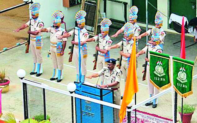 Shauradiyani CRPF jawan honored | शौर्यदिनी सीआरपीएफ जवानांचा सन्मान Shauradiyani CRPF jawan honored | शौर्यदिनी सीआरपीएफ जवानांचा सन्मान