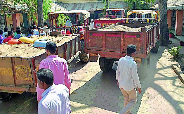 Three tractors carrying sand were seized | रेती नेणारे तीन ट्रॅक्टर जप्त