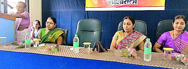 Information about women from the camp was informed | शिबिरातून महिलांना कायद्यांविषयी दिली माहिती