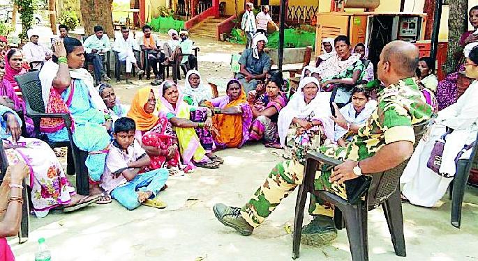 The villagers hit the police station | गावकऱ्यांची पोलीस ठाण्यावर धडक The villagers hit the police station | गावकऱ्यांची पोलीस ठाण्यावर धडक