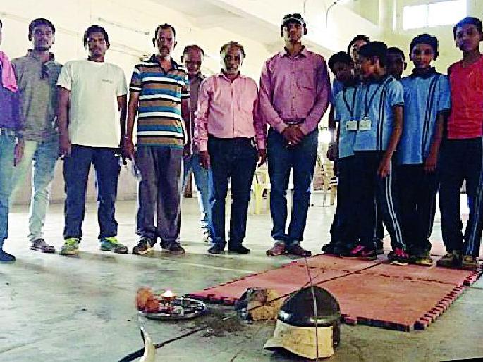 Fear of three school students in the fierce competition | तीन शालेय विद्यार्थ्यांची तलवारबाजी स्पर्धेत भरारी