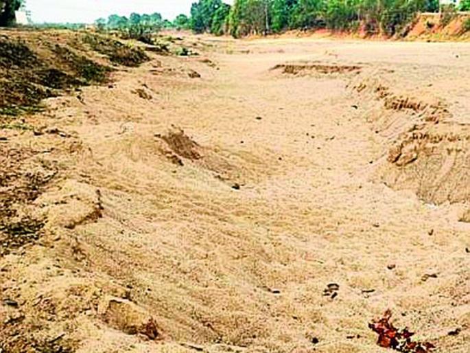 Sand extraction from Sati river basin | सती नदीपात्रातून रेती उपसा जाेरात