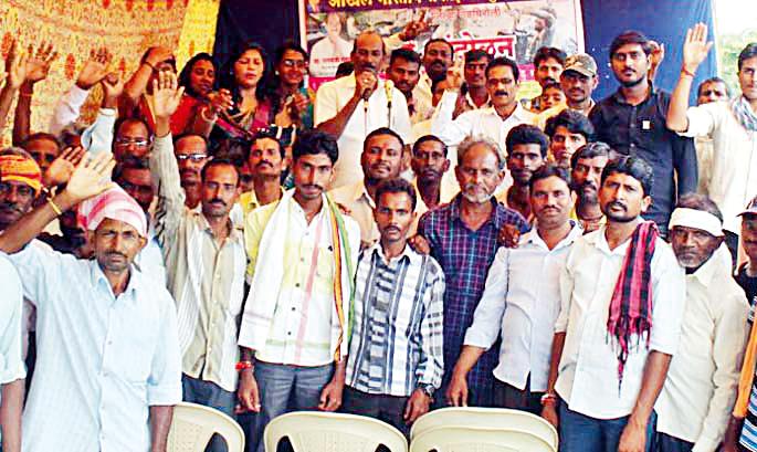 The cleaning workers of the Congress | सफाई मजदूर काँग्रेसचे धरणे The cleaning workers of the Congress | सफाई मजदूर काँग्रेसचे धरणे