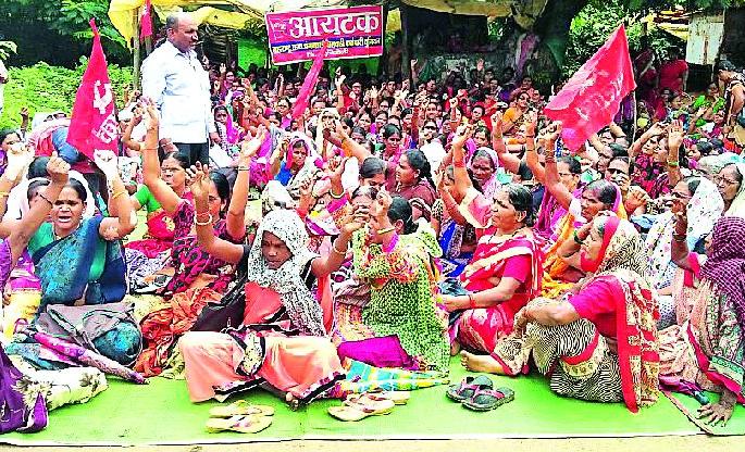 Due to aggravating movement of angry Anganwadi women in front of ZP | संतप्त अंगणवाडी महिलांचे जि.प.समोर धरणे आंदोलन