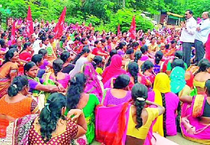 Anganwadi workers hit Zilla Parishad | अंगणवाडी कर्मचाऱ्यांची जिल्हा परिषदेवर धडक Anganwadi workers hit Zilla Parishad | अंगणवाडी कर्मचाऱ्यांची जिल्हा परिषदेवर धडक