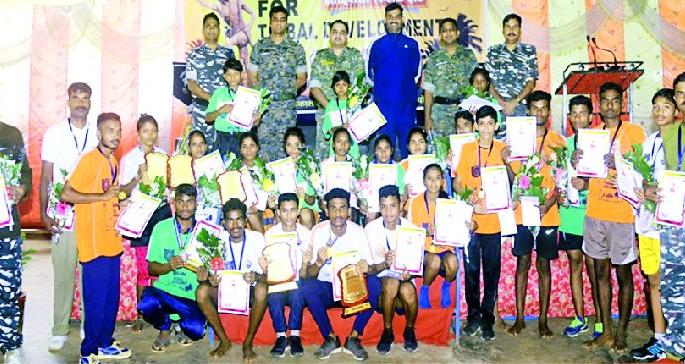 Thousands of tribal youth fled in the district during the development phase | विकास दौडमध्ये जिल्ह्यात धावले हजारो आदिवासी युवक Thousands of tribal youth fled in the district during the development phase | विकास दौडमध्ये जिल्ह्यात धावले हजारो आदिवासी युवक