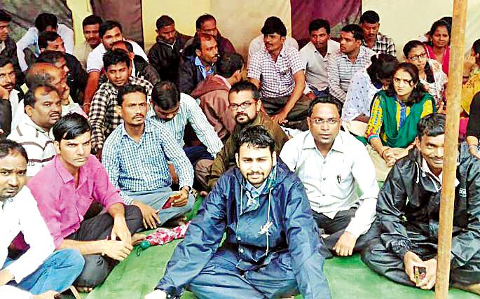 Contract work of NREGA | नरेगाच्या कंत्राटी कर्मचाºयांचे कामबंद Contract work of NREGA | नरेगाच्या कंत्राटी कर्मचाºयांचे कामबंद