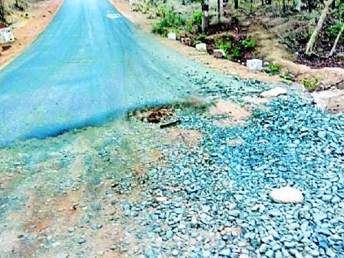 That pit is still a life threatening | तो खड्डा अजूनही ठरतोय जीवघेणा That pit is still a life threatening | तो खड्डा अजूनही ठरतोय जीवघेणा