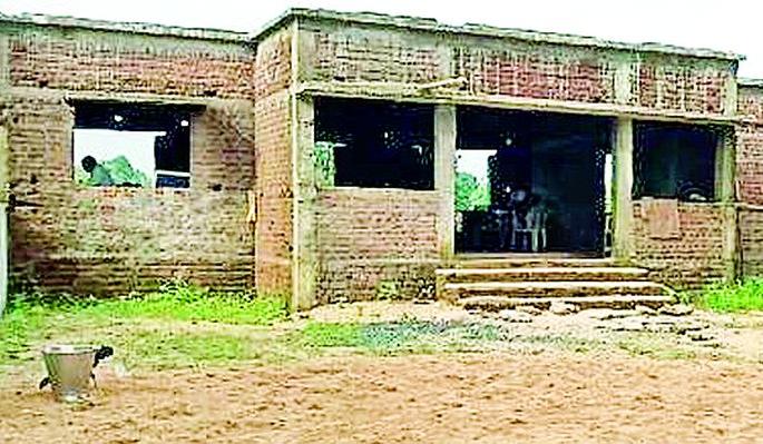 Chudiyal's school fills in the community hall | चुडीयालची शाळा भरते समाजभवनात