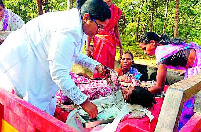 The delivery of the woman in the tractor trolley | ट्रॅक्टर ट्रॉलीत महिलेची प्रसुती