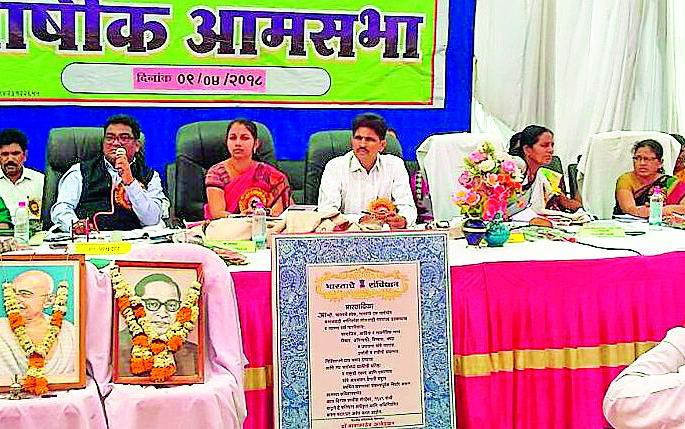 Pothole on roads and toilets | रस्त्यांवरील खड्डे व शौचालय भ्रष्टाचारावरून सभेत घमासान