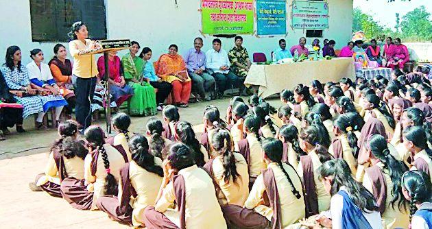 Naxal operation helicopter is the first woman pilot for the first time | नक्षल आॅपरेशनच्या हेलिकॉप्टरचे सारथ्य प्रथमच महिला पायलटकडे Naxal operation helicopter is the first woman pilot for the first time | नक्षल आॅपरेशनच्या हेलिकॉप्टरचे सारथ्य प्रथमच महिला पायलटकडे