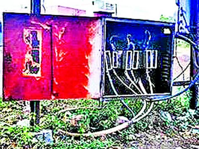 Danger due to open transformer | उघड्या ट्रान्सफार्मरमुळे धोका