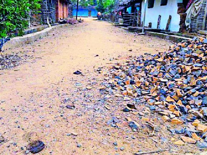 Construction failed due to lack of funds | निधीअभावी बांधकाम रखडले Construction failed due to lack of funds | निधीअभावी बांधकाम रखडले