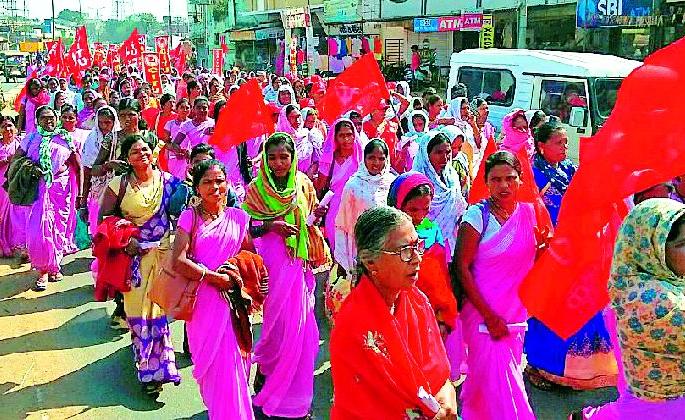 The unorganized workers' strike was hit by the District Council | असंघटित कामगारांचा मोर्चा जिल्हा कचेरीवर धडकला The unorganized workers' strike was hit by the District Council | असंघटित कामगारांचा मोर्चा जिल्हा कचेरीवर धडकला