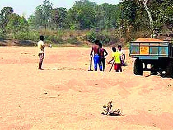 Auction of 57 sand dunes stuck with approval of environment department | पर्यावरण विभागाच्या मंजुरीत अडकला 57 रेतीघाटांचा लिलाव Auction of 57 sand dunes stuck with approval of environment department | पर्यावरण विभागाच्या मंजुरीत अडकला 57 रेतीघाटांचा लिलाव