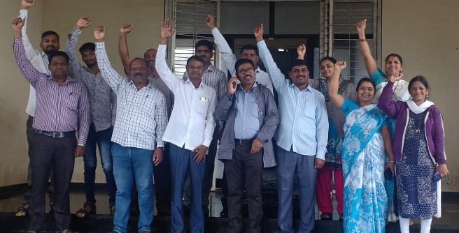 Due to the exhaustion of the staff, the functioning of the Igatpuri Panchayat Samiti was stopped | कर्मचाऱ्यांच्या संपामुळे इगतपुरी पंचायत समितीचे कामकाज ठप्प  Due to the exhaustion of the staff, the functioning of the Igatpuri Panchayat Samiti was stopped | कर्मचाऱ्यांच्या संपामुळे इगतपुरी पंचायत समितीचे कामकाज ठप्प