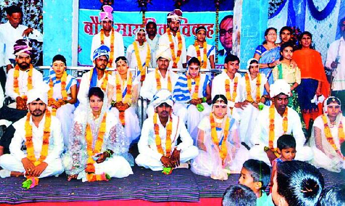 16 Couples became furious | १६ जोडपी झाली परिणयबद्ध 16 Couples became furious | १६ जोडपी झाली परिणयबद्ध