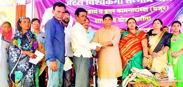 Committed to farmers, laborers and workers | शेतकरी, मजूर आणि कामगारांसाठी वचनबद्ध Committed to farmers, laborers and workers | शेतकरी, मजूर आणि कामगारांसाठी वचनबद्ध