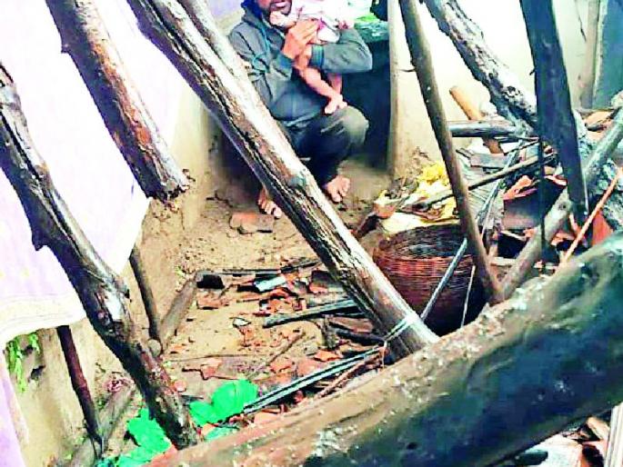 The house collapsed at the statue | पुतळी येथे घर कोसळले The house collapsed at the statue | पुतळी येथे घर कोसळले