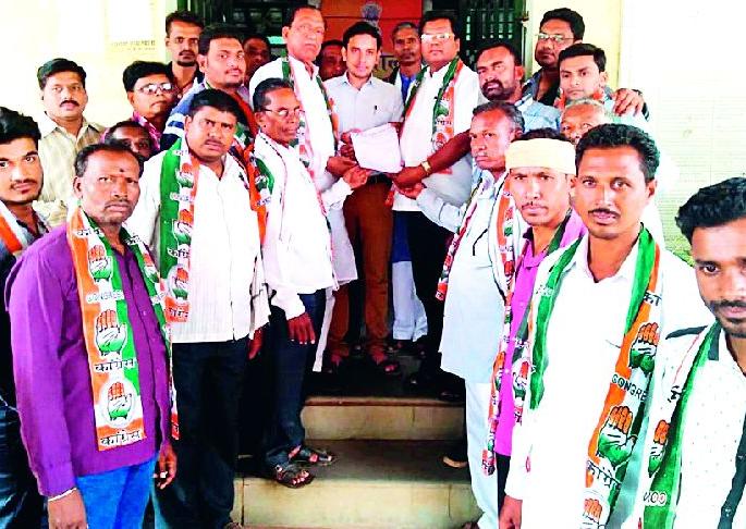 Give free seeds and fertilizers to farmers | शेतकऱ्यांना मोफत बियाणे व खते द्या