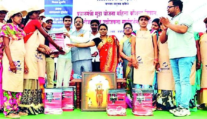 Banks should provide loans to women | बँकांनी महिलांना कर्ज उपलब्ध करून द्यावे Banks should provide loans to women | बँकांनी महिलांना कर्ज उपलब्ध करून द्यावे