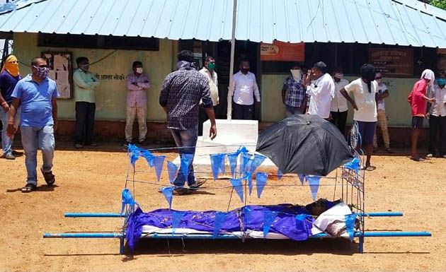 As there was no wood to burn, the dead body was brought to the forest office; Incidents in Gondia district | जाळण्यासाठी लाकडं नाहीत म्हणून मृतदेहच वन कार्यालयात आणला; गोंदिया जिल्ह्यातील घटना As there was no wood to burn, the dead body was brought to the forest office; Incidents in Gondia district | जाळण्यासाठी लाकडं नाहीत म्हणून मृतदेहच वन कार्यालयात आणला; गोंदिया जिल्ह्यातील घटना