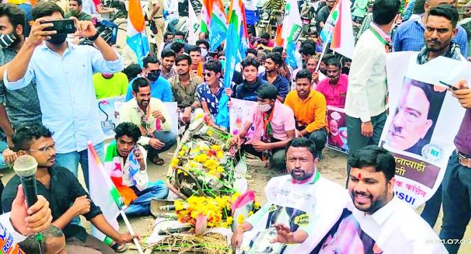 The central government protested by removing the symbolic funeral | केंद्र सरकारची प्रतिकात्मक शवयात्रा काढून केला निषेध The central government protested by removing the symbolic funeral | केंद्र सरकारची प्रतिकात्मक शवयात्रा काढून केला निषेध