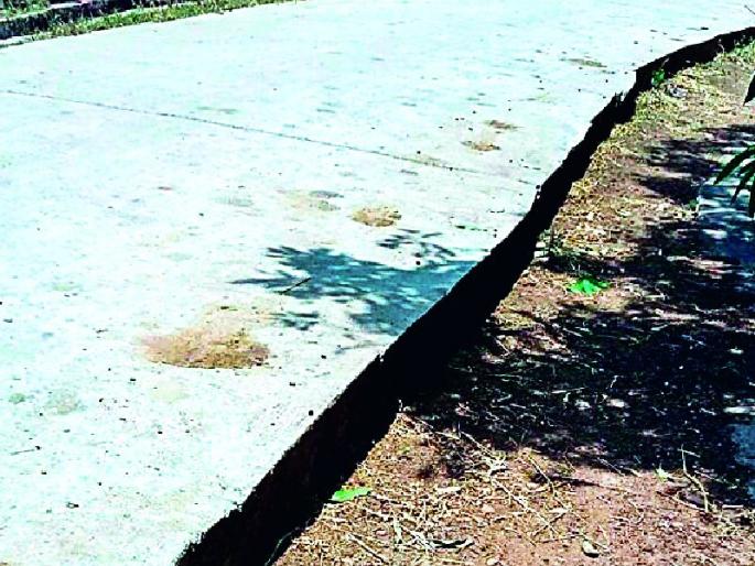 Invitation to the accident in the village cement roads | गावातील सिमेंट रस्ते देताहेत अपघाताला आमंत्रण Invitation to the accident in the village cement roads | गावातील सिमेंट रस्ते देताहेत अपघाताला आमंत्रण