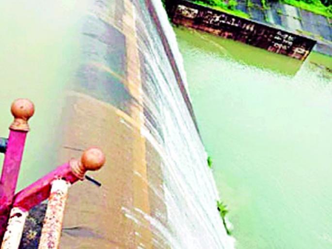 The beauty of the Ittiadoh Dam is overwhelmed by the crowds of tourists | पर्यटकांच्या गर्दीने बहरले इटियाडोह धरणाचे सौंदर्य The beauty of the Ittiadoh Dam is overwhelmed by the crowds of tourists | पर्यटकांच्या गर्दीने बहरले इटियाडोह धरणाचे सौंदर्य
