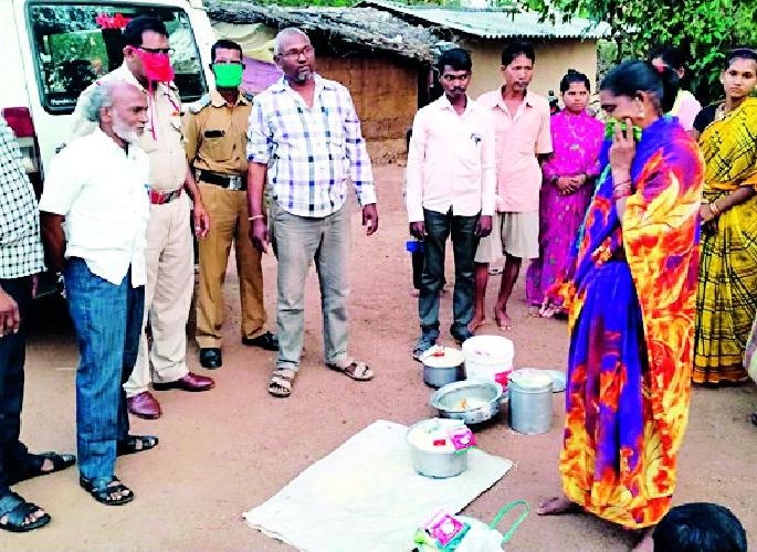 A helping hand by the police | पोलिसांनी दिला मदतीचा हात A helping hand by the police | पोलिसांनी दिला मदतीचा हात