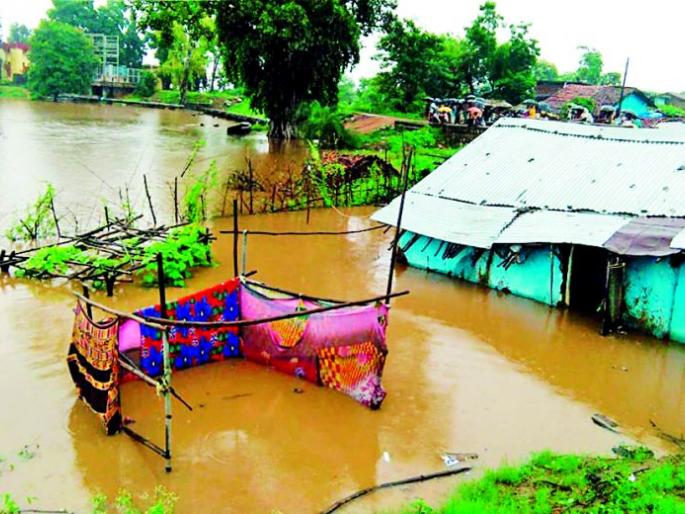 Gondia, villages in Tiroda taluka surround flood | गोंदिया,तिरोडा तालुक्यातील गावांना पुराचा वेढा Gondia, villages in Tiroda taluka surround flood | गोंदिया,तिरोडा तालुक्यातील गावांना पुराचा वेढा