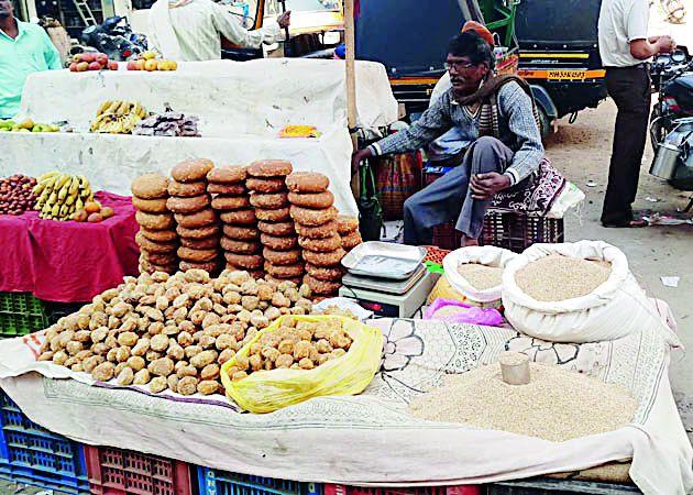 'Tilchchi' gift to women for the sake of active women | सक्रांतीनिमित्त महिलांना ‘तिळाची’ भेट 'Tilchchi' gift to women for the sake of active women | सक्रांतीनिमित्त महिलांना ‘तिळाची’ भेट