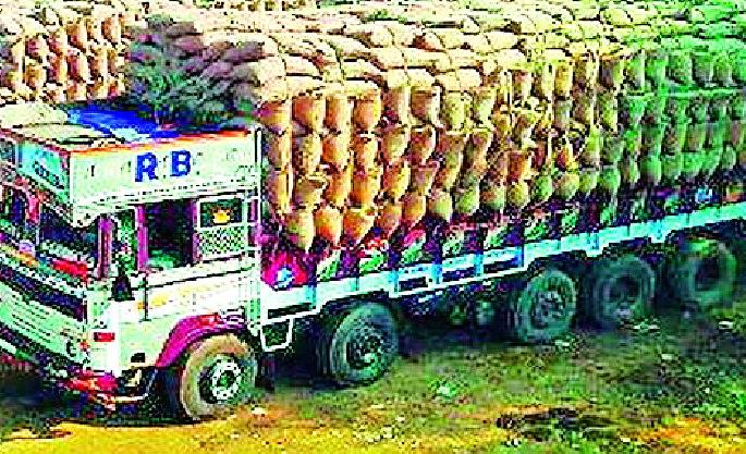 Plunder in the name of paddy traffic | धान वाहतुकीच्या नावावर लूट Plunder in the name of paddy traffic | धान वाहतुकीच्या नावावर लूट