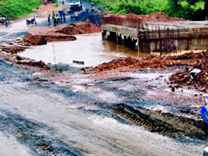 Vadegaon-Sakoli road closed | वडेगाव-साकोली रस्ता वाहून गेल्याने रहदारी बंद Vadegaon-Sakoli road closed | वडेगाव-साकोली रस्ता वाहून गेल्याने रहदारी बंद