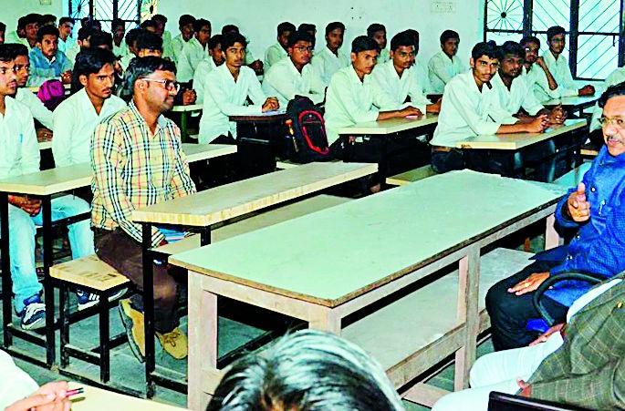 Agriculture students get laboratory from the field | कृषी विद्यार्थ्यांनी शेतातून प्रयोगशाळा गाठावी Agriculture students get laboratory from the field | कृषी विद्यार्थ्यांनी शेतातून प्रयोगशाळा गाठावी