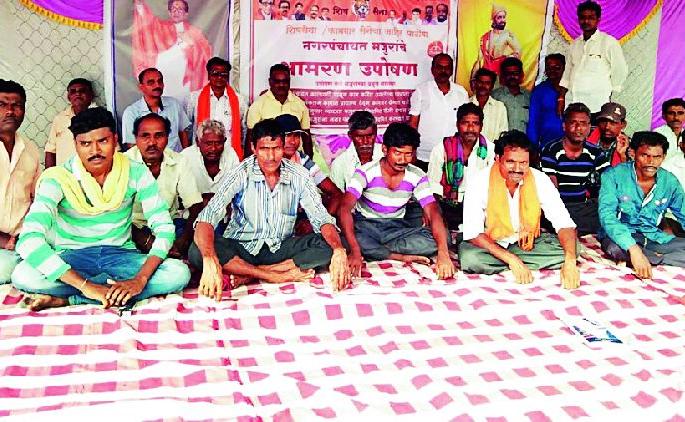 The cleaning workers' hunger strike | सफाई कामगार आमरण उपोषणावर The cleaning workers' hunger strike | सफाई कामगार आमरण उपोषणावर